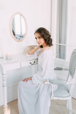 Kolay bahar sabahı İskandinav tarzı şık bir dekor ve Avrupa tarzı iğneler ile stüdyoda gelinin