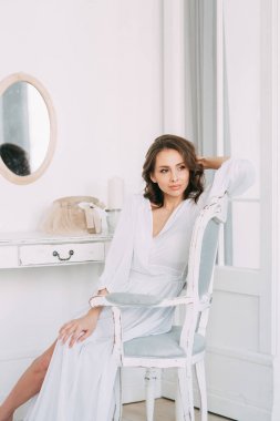 Kolay bahar sabahı İskandinav tarzı şık bir dekor ve Avrupa tarzı iğneler ile stüdyoda gelinin