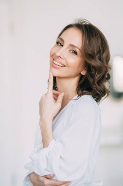 Kolay bahar sabahı İskandinav tarzı şık bir dekor ve Avrupa tarzı iğneler ile stüdyoda gelinin