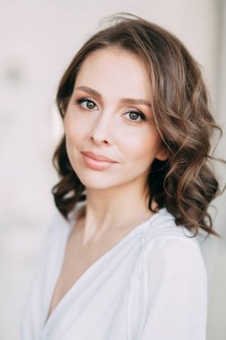 Kolay bahar sabahı İskandinav tarzı şık bir dekor ve Avrupa tarzı iğneler ile stüdyoda gelinin