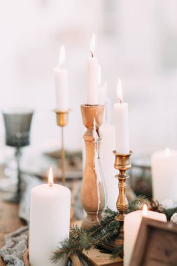 Kolay bahar sabahı İskandinav tarzı şık bir dekor ve Avrupa tarzı iğneler ile stüdyoda gelinin