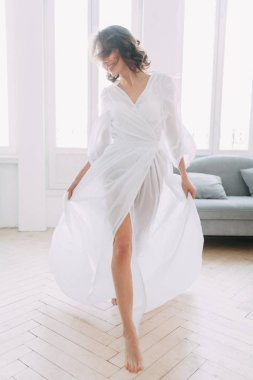 Kolay bahar sabahı İskandinav tarzı şık bir dekor ve Avrupa tarzı iğneler ile stüdyoda gelinin