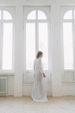 Kolay bahar sabahı İskandinav tarzı şık bir dekor ve Avrupa tarzı iğneler ile stüdyoda gelinin