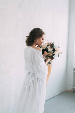 Kolay bahar sabahı İskandinav tarzı şık bir dekor ve Avrupa tarzı iğneler ile stüdyoda gelinin