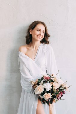 Kolay bahar sabahı İskandinav tarzı şık bir dekor ve Avrupa tarzı iğneler ile stüdyoda gelinin