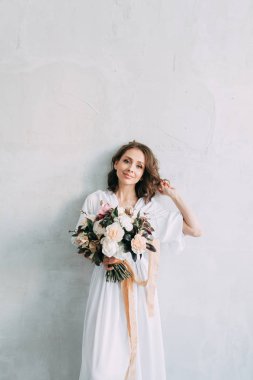 Kolay bahar sabahı İskandinav tarzı şık bir dekor ve Avrupa tarzı iğneler ile stüdyoda gelinin