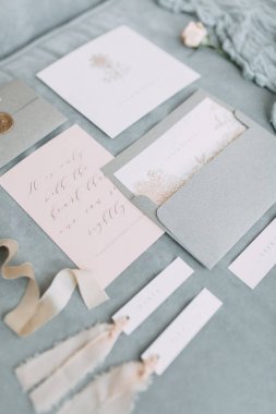 Kolay bahar sabahı İskandinav tarzı şık bir dekor ve Avrupa tarzı iğneler ile stüdyoda gelinin