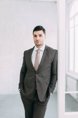 Düğün fotoğraf çekimi İskandinav ve Avrupa tarzı, stüdyo ve açık havada, baskı ve çam iğneleri bezemeleri ile bir Ren geyiği ile