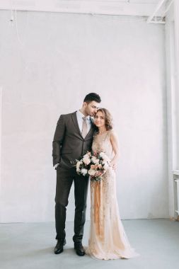 Düğün fotoğraf çekimi İskandinav ve Avrupa tarzı, stüdyo ve açık havada, baskı ve çam iğneleri bezemeleri ile bir Ren geyiği ile