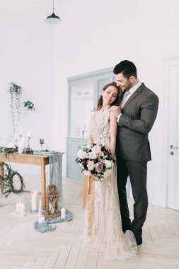 Düğün fotoğraf çekimi İskandinav ve Avrupa tarzı, stüdyo ve açık havada, baskı ve çam iğneleri bezemeleri ile bir Ren geyiği ile