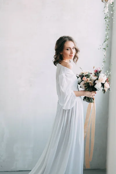 スタイリッシュな内装で ヨーロッパ スタイルの針とスタジオで北欧風の花嫁の簡単春の朝 — ストック写真