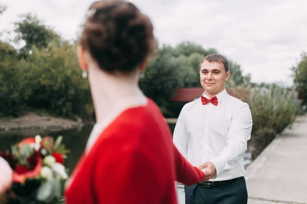 洋風スタジオで 路上での結婚式 — ストック写真