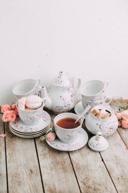 çiçek ve marshmallow ile bileşiminde çay seti. Kahve kupa bir daire, bir çaydanlık ve bir şekerlik. İç filme