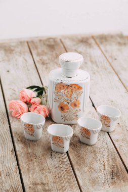 çiçek ve marshmallow ile bileşiminde çay seti. Kahve kupa bir daire, bir çaydanlık ve bir şekerlik. İç filme