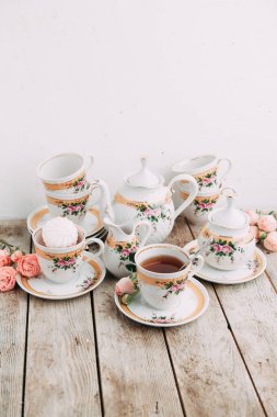 çiçek ve marshmallow ile bileşiminde çay seti. Kahve kupa bir daire, bir çaydanlık ve bir şekerlik. İç filme