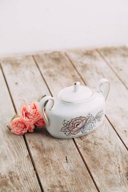 çiçek ve marshmallow ile bileşiminde çay seti. Kahve kupa bir daire, bir çaydanlık ve bir şekerlik. İç filme