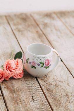 çiçek ve marshmallow ile bileşiminde çay seti. Kahve kupa bir daire, bir çaydanlık ve bir şekerlik. İç filme