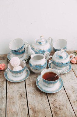 çiçek ve marshmallow ile bileşiminde çay seti. Kahve kupa bir daire, bir çaydanlık ve bir şekerlik. İç filme
