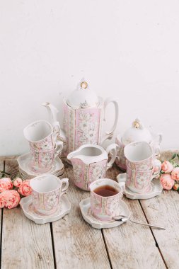 çiçek ve marshmallow ile bileşiminde çay seti. Kahve kupa bir daire, bir çaydanlık ve bir şekerlik. İç filme