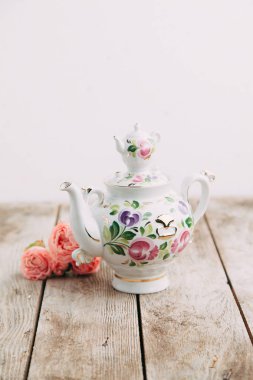Hatıra Eşyası porselen şekerleme ve çiçekler ile stüdyoda çekim yapılmış. DIY ve hediye Setleri