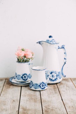 Hatıra Eşyası porselen şekerleme ve çiçekler ile stüdyoda çekim yapılmış. DIY ve hediye Setleri