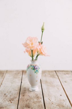 Hatıra Eşyası porselen şekerleme ve çiçekler ile stüdyoda çekim yapılmış. DIY ve hediye Setleri