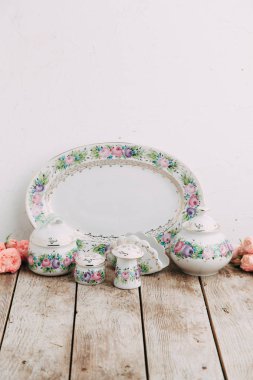 Hatıra Eşyası porselen şekerleme ve çiçekler ile stüdyoda çekim yapılmış. DIY ve hediye Setleri