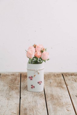 Hatıra Eşyası porselen şekerleme ve çiçekler ile stüdyoda çekim yapılmış. DIY ve hediye Setleri