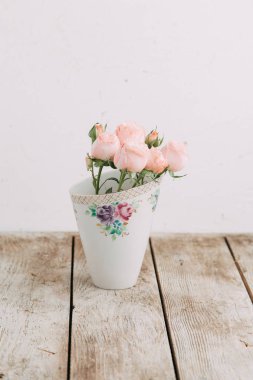 Hatıra Eşyası porselen şekerleme ve çiçekler ile stüdyoda çekim yapılmış. DIY ve hediye Setleri