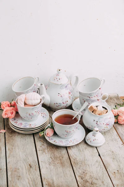 Tee Komposition Mit Blumen Und Marshmallows Kaffeebecher Auf Untertasse Teekanne — Stockfoto