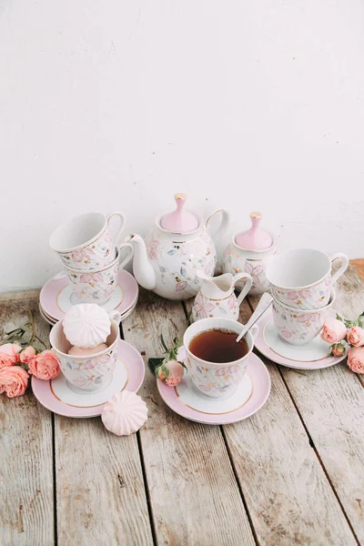 Tee Komposition Mit Blumen Und Marshmallows Kaffeebecher Auf Untertasse Teekanne — Stockfoto