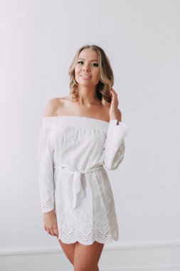 güzel sarışın kadın güzel bahar elbise, bir stüdyoda poz zarif siyah güneş gözlüğü. Moda bahar yaz fotoğraf