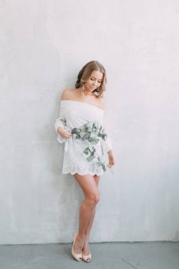 güzel sarışın kadın güzel bahar elbise, bir stüdyoda poz zarif siyah güneş gözlüğü. Moda bahar yaz fotoğraf