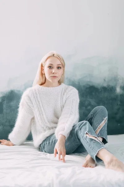 Menina Bonito Uma Cadeira Confortável Com Chá Lendo Livro Conceito — Fotografia de Stock