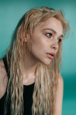 Genç çekici seksi manken doğal uzun sarı saçlı, güzel gözleri, dolgun dudaklar, mükemmel cilt kot pantolon ve gömlek Studio glamour vogue test fotoğraf çekimleri için poz Avrupa