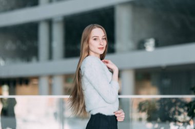 Dizüstü bilgisayar ile kafe teras reklam, pozitif kız öğrencinin öğrenme ve ders oluşturma hakkında düşünme için kopya alanı yakınında oturan proje planlama Eyewear dalgın genç kadın