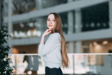 Dizüstü bilgisayar ile kafe teras reklam, pozitif kız öğrencinin öğrenme ve ders oluşturma hakkında düşünme için kopya alanı yakınında oturan proje planlama Eyewear dalgın genç kadın