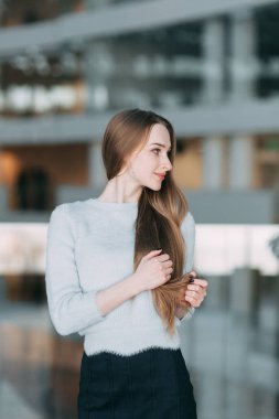 Dizüstü bilgisayar ile kafe teras reklam, pozitif kız öğrencinin öğrenme ve ders oluşturma hakkında düşünme için kopya alanı yakınında oturan proje planlama Eyewear dalgın genç kadın