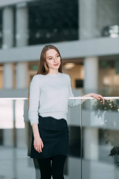 Nadenkend Jonge Vrouw Brillen Planning Van Project Zitten Met Laptop — Stockfoto