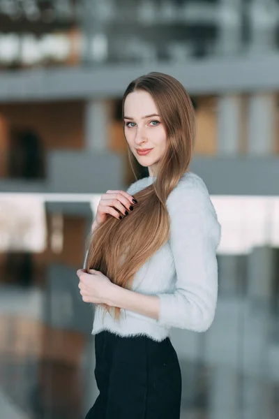 Nadenkend Jonge Vrouw Brillen Planning Van Project Zitten Met Laptop — Stockfoto