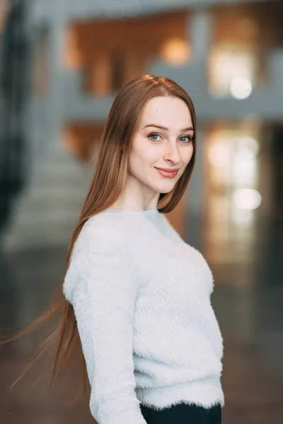 Nadenkend Jonge Vrouw Brillen Planning Van Project Zitten Met Laptop — Stockfoto