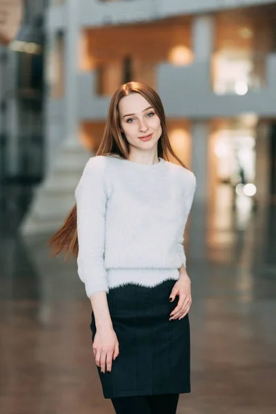 Nadenkend Jonge Vrouw Brillen Planning Van Project Zitten Met Laptop — Stockfoto