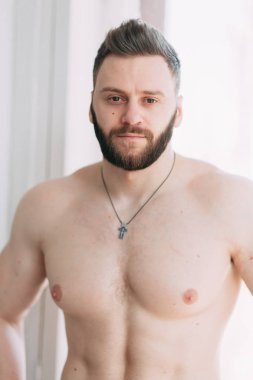 Genç mutlu çift evde, sarılma ve öpüşme vardır. Sevilen olanlar pijama deli ve gülmek güzel güneşli sabah.