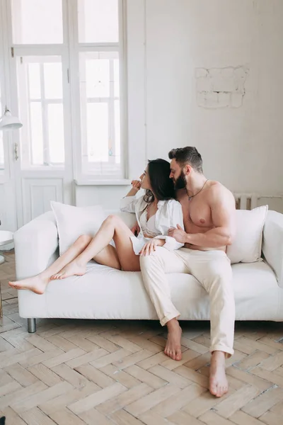 若い幸せなカップルの家で 抱き合い キスをしたり あなたの愛するもののパジャマは狂牛病し 笑いと美しい晴れた朝 — ストック写真