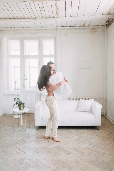 Giovane Coppia Felice Casa Coccole Baci Sono Bella Mattina Soleggiata — Foto Stock