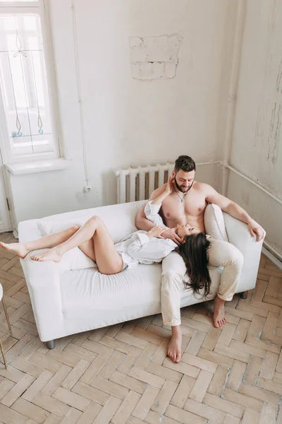 若い幸せなカップルの家で 抱き合い キスをしたり あなたの愛するもののパジャマは狂牛病し 笑いと美しい晴れた朝 — ストック写真