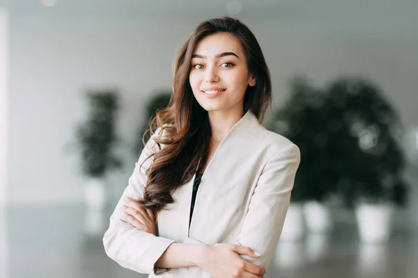 Güzel Rus iş kız geçti ve gülümseyen silah ile ayakta. Office stili ve işletme resmi, iş toplantı ve tebrik