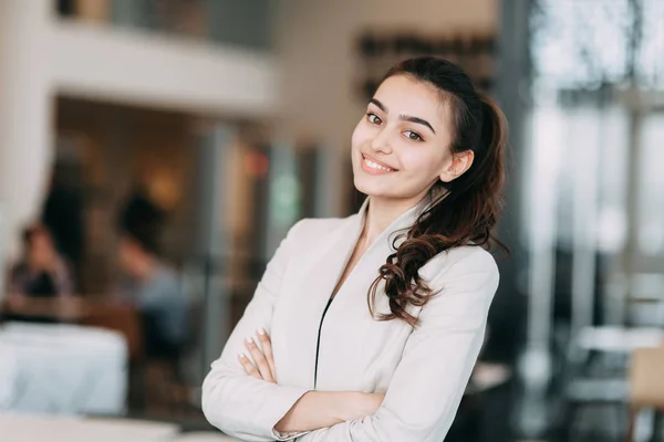 Beautiful Russian Business Girl Standing Arms Crossed Smiling Office Style — Stock Photo, Image