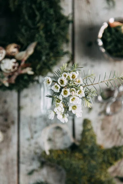 Bahar Easter çelenk dekorasyon iç ve kafasına bıldırcın yumurtası ile. Yosun ve yeşilliklerle ahşap arka plan