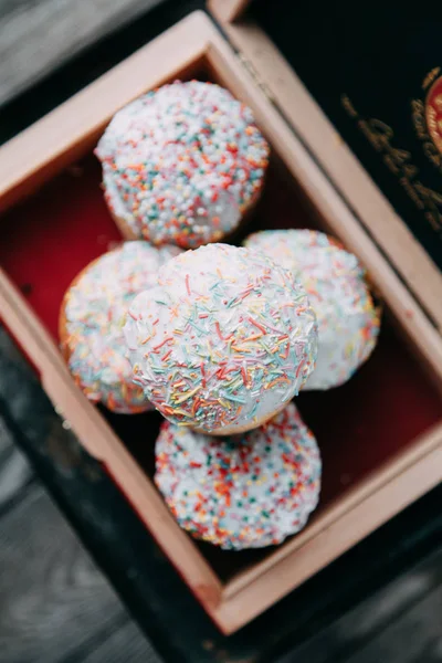 Pastel Pascua Primavera Hecho Masa Levadura Con Azúcar Glaseado Espolvoreos — Foto de Stock